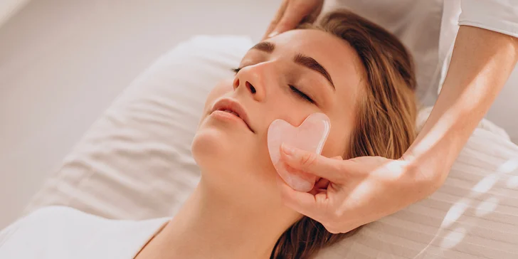 Gua sha masáž obličeje či šíje i s baňkováním: vypnutí pleti a uvolnění svalů