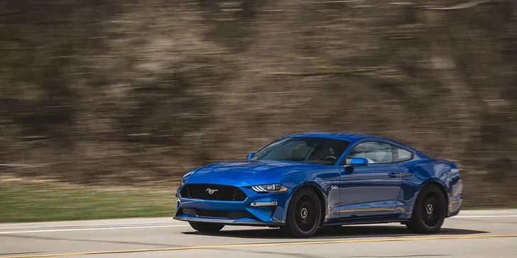 Ford Mustang GT: 20–40 min. zážitkové jízdy na okreskách na 5 místech po ČR