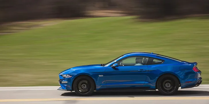 Ford Mustang GT: 20–40 min. zážitkové jízdy na okreskách na 5 místech po ČR