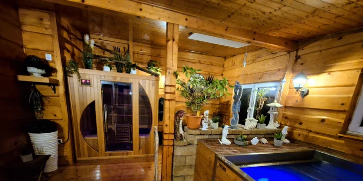 Dovolená ve srubech s wellness kádí i bazénem pro páry i rodiny uprostřed stylového ranče Bučiska