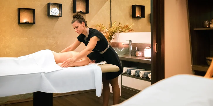Ájurvédská masáž (80 minut) i vstup do saunového světa s relaxačním bazénem (120 minut)