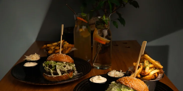 Smash burger, hranolky, omáčka, coleslaw a limonáda pro 1 či 2 osoby