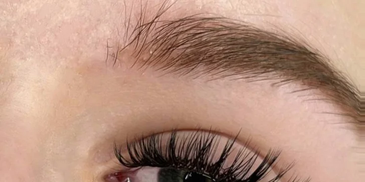 Řasy podle nejnovějších trendů: prodloužení metodou řasa na řasu, 2D až 7D