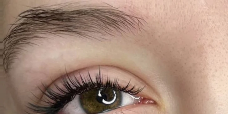 Řasy podle nejnovějších trendů: prodloužení metodou řasa na řasu, 2D až 7D