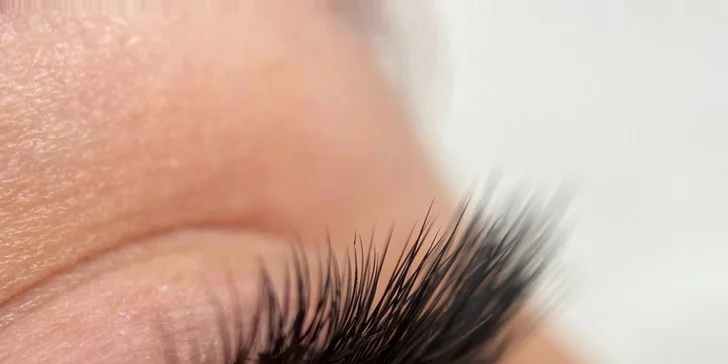 Řasy podle nejnovějších trendů: prodloužení metodou řasa na řasu, 2D až 7D