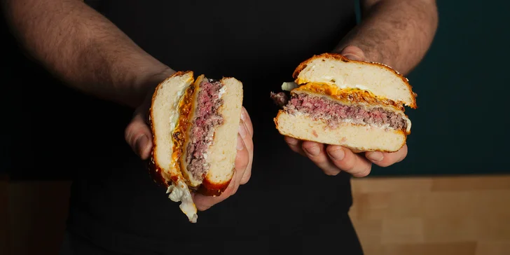 Smash burger, hranolky, omáčka, coleslaw a limonáda pro 1 či 2 osoby