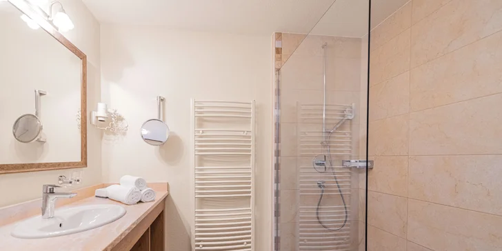 Krásný hotel v Tyrolsku: polopenze plus, neomezený wellness s infinit bazénem a výlety i golf