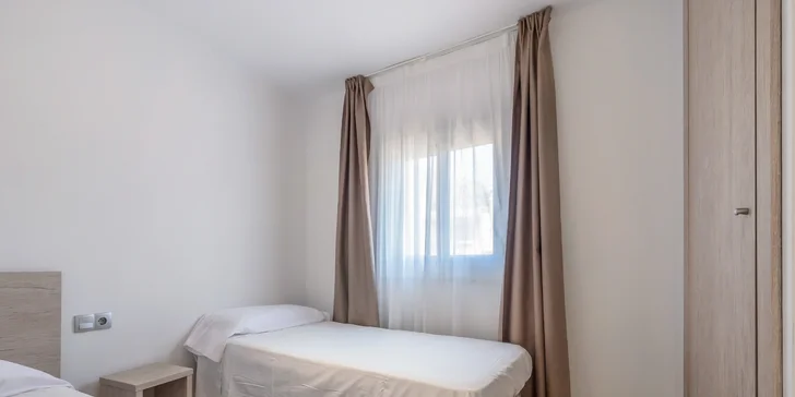 Dovolená ve Španělsku: vybavené apartmány kousek od pláže, vlastní doprava