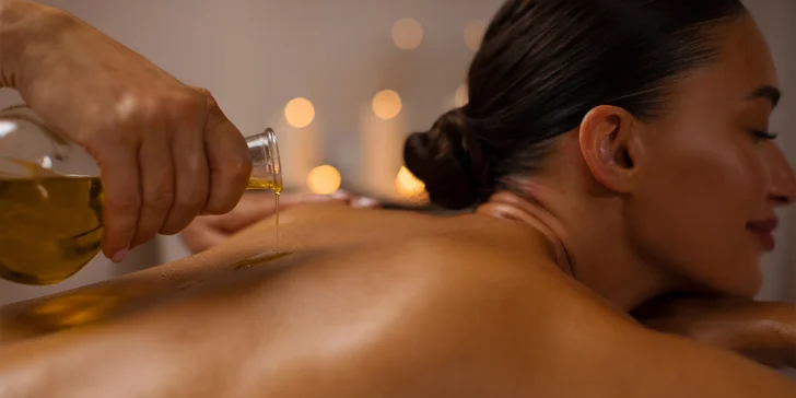 Nechte se rozmazlovat: olejové masážní rituály pro muže i ženy, peeling i čaj
