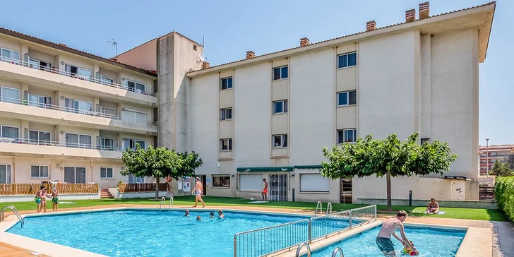 Dovolená ve Španělsku: vybavené apartmány kousek od pláže, vlastní doprava