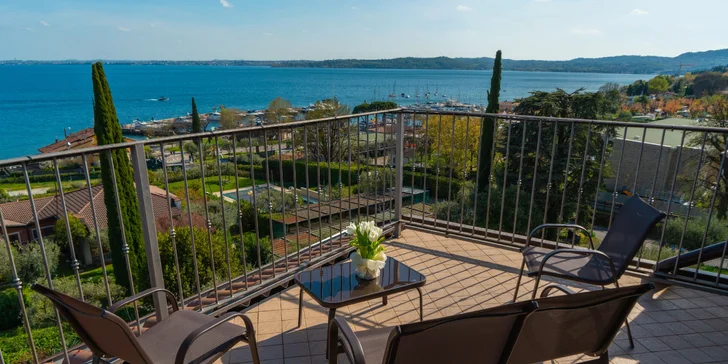 Lago di Garda: 4* hotel s bazénem a panoramatickou terasou hned u jezera, polopenze v ceně