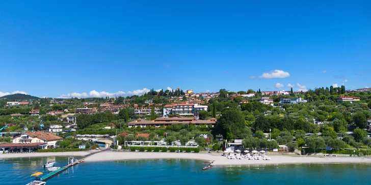 Lago di Garda: 4* hotel s bazénem a panoramatickou terasou hned u jezera, polopenze v ceně