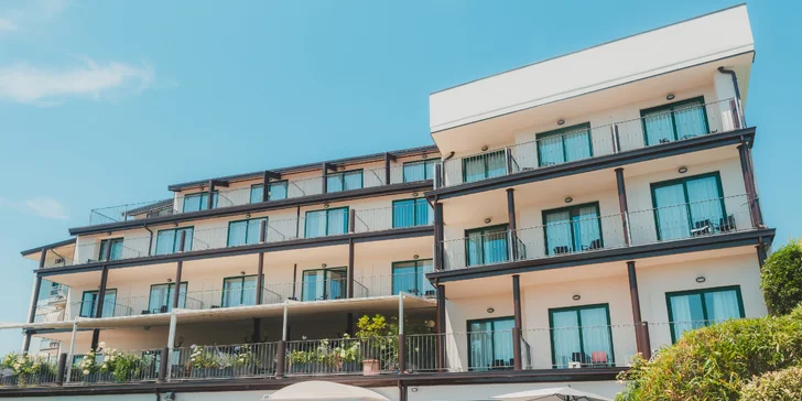 Lago di Garda: 4* hotel s bazénem a panoramatickou terasou hned u jezera, polopenze v ceně