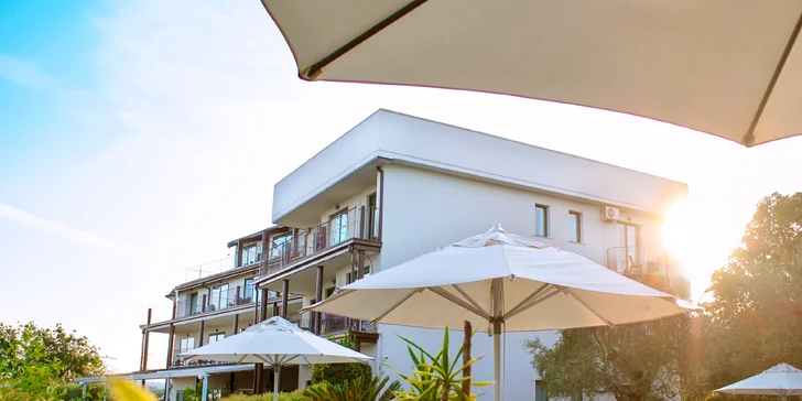 Lago di Garda: 4* hotel s bazénem a panoramatickou terasou hned u jezera, polopenze v ceně