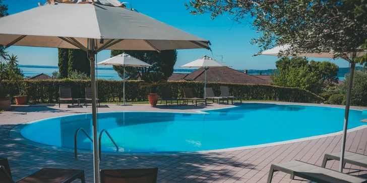 Lago di Garda: 4* hotel s bazénem a panoramatickou terasou hned u jezera, polopenze v ceně