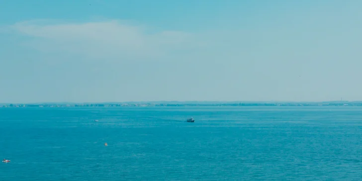 Lago di Garda: 4* hotel s bazénem a panoramatickou terasou hned u jezera, polopenze v ceně