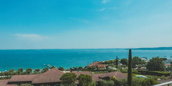 Lago di Garda: 4* hotel s bazénem a panoramatickou terasou hned u jezera, polopenze v ceně