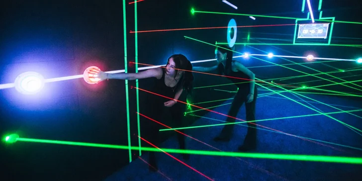 40 min. adrenalinu pro 4 osoby: laser game, laserové bludiště a 9D kino