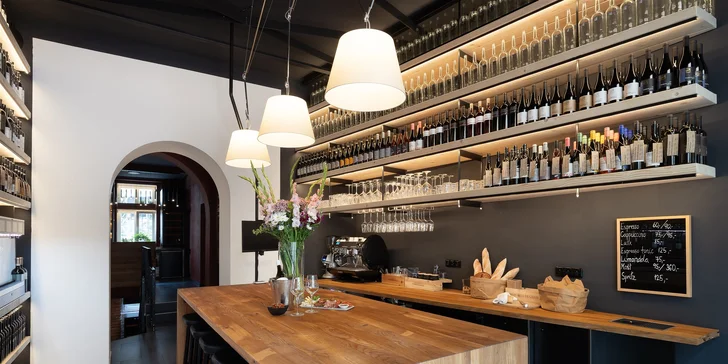 Tapas i degustace vín nebo nabitá karta do winebaru na Vinohradech pro 2 osoby
