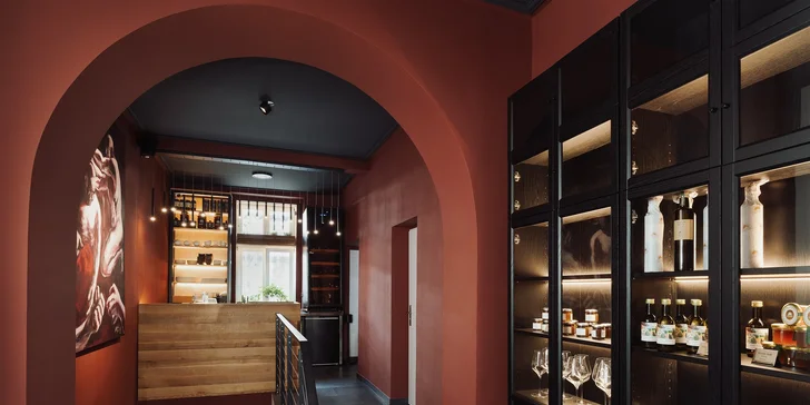 Tapas i degustace vín nebo nabitá karta do winebaru na Vinohradech pro 2 osoby
