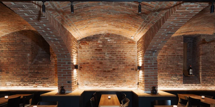 Tapas i degustace vín nebo nabitá karta do winebaru na Vinohradech pro 2 osoby