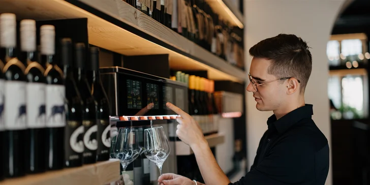 Tapas i degustace vín nebo nabitá karta do winebaru na Vinohradech pro 2 osoby