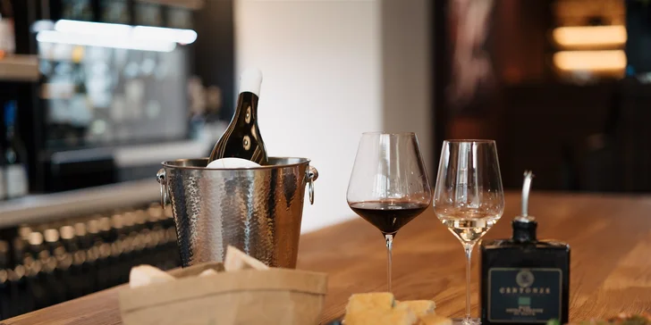 Tapas i degustace vín nebo nabitá karta do winebaru na Vinohradech pro 2 osoby