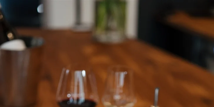 Tapas i degustace vín nebo nabitá karta do winebaru na Vinohradech pro 2 osoby