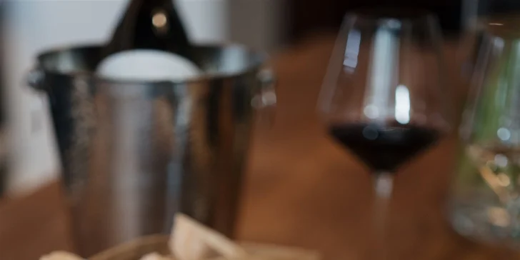 Tapas i degustace vín nebo nabitá karta do winebaru na Vinohradech pro 2 osoby