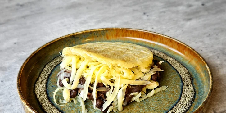 Venezuelské menu pro 1-2 osoby: plněné placky, masové kapsy, mozzarellové tyčinky i limonáda