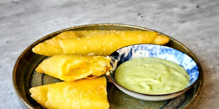 Venezuelské menu pro 1-2 osoby: plněné placky, masové kapsy, mozzarellové tyčinky i limonáda