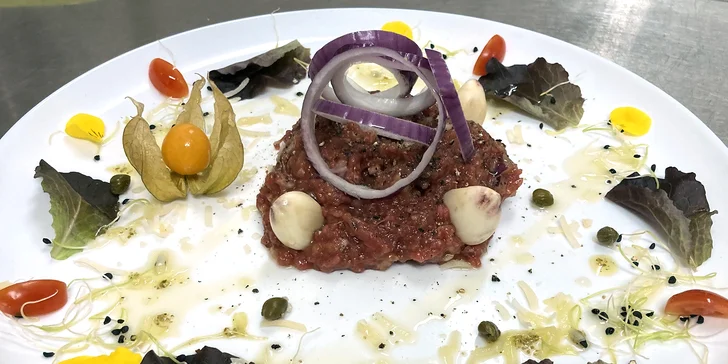 400 g tataráčku z mladého býčka Aberdeen angus red a zlatavé topinky