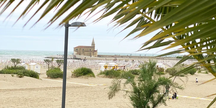Dovolená v Itálii: 3* hotel v Caorle přímo u pláže se snídaní i plážový servis