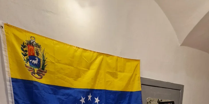 Venezuelské menu pro 1-2 osoby: plněné placky, masové kapsy, mozzarellové tyčinky i limonáda