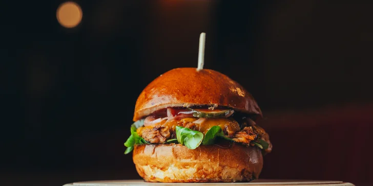 Burger podle výběru z 6 druhů, hranolky a dip pro 1 nebo 2 osoby