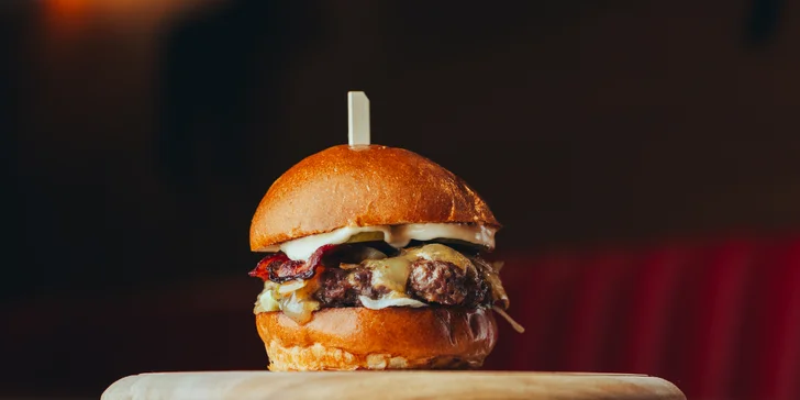 Burger podle výběru z 6 druhů, hranolky a dip pro 1 nebo 2 osoby