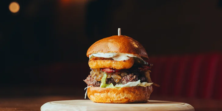 Burger podle výběru z 6 druhů, hranolky a dip pro 1 nebo 2 osoby
