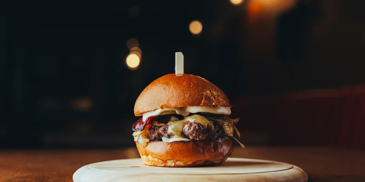 Burger podle výběru z 6 druhů, hranolky a dip pro 1 nebo 2 osoby