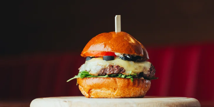 Burger podle výběru z 6 druhů, hranolky a dip pro 1 nebo 2 osoby
