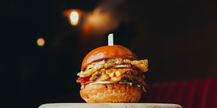 Burger podle výběru z 6 druhů, hranolky a dip pro 1 nebo 2 osoby