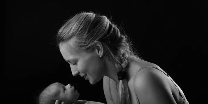 Profesionální focení v ateliéru s italským fotografem v délce 30, 60 či 90 minut i se službami vizážistky