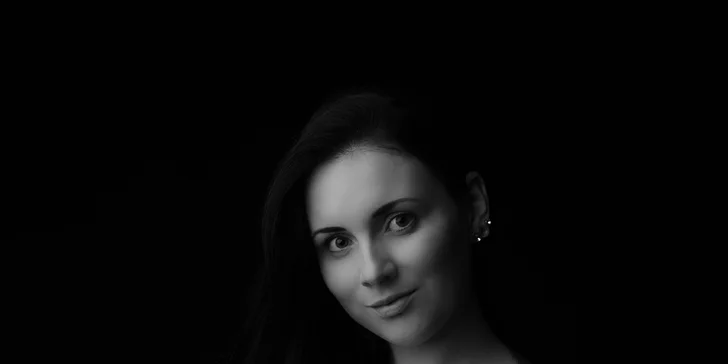 Profesionální focení v ateliéru s italským fotografem v délce 30, 60 či 90 minut i se službami vizážistky