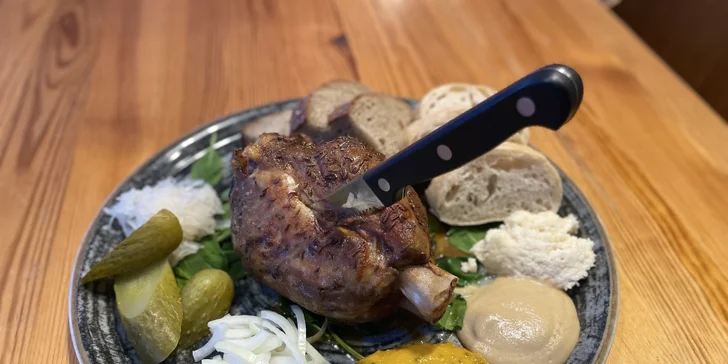 Křídla, hamburger s hranolky, koleno či žebra na grilu pro 1 i 2 osoby
