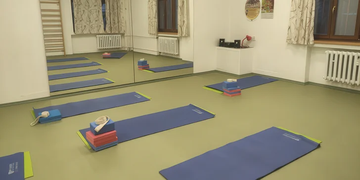 10 lekcí jemné podvečerní jógy s profesionální lektorkou: 75 či 90 minut