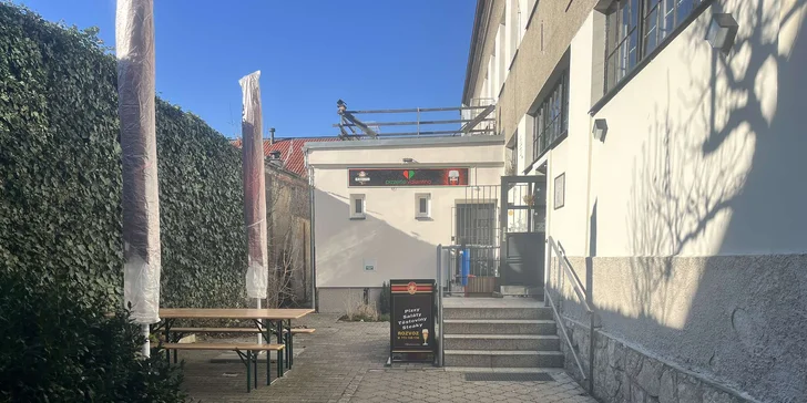 Až 5 pizz podle výběru z 10 druhů i s láhví vína Habánské sklepy