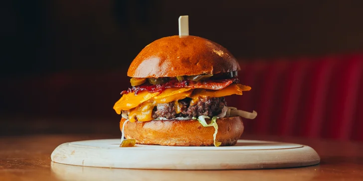 Burger podle výběru z 6 druhů, hranolky a dip pro 1 nebo 2 osoby