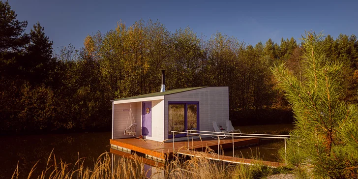 Netradiční ubytování v jižních Čechách: domečky na vodní hladině, odpočinek i rybolov