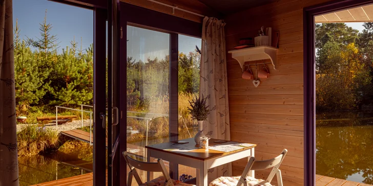 Netradiční ubytování v jižních Čechách: domečky na vodní hladině, odpočinek i rybolov