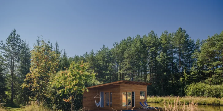 Netradiční ubytování v jižních Čechách: domečky na vodní hladině, odpočinek i rybolov