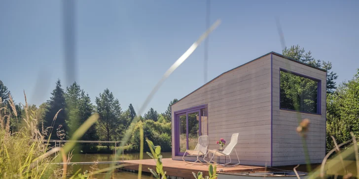 Netradiční ubytování v jižních Čechách: domečky na vodní hladině, odpočinek i rybolov